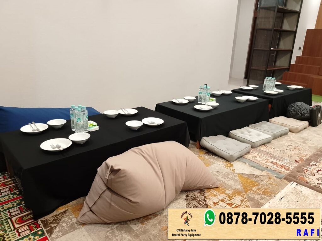Sewa Meja Lesehan Kotak 80×80cm Cover Toping Hitam Di Kuningan